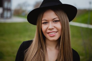 sarışın kız giyiyor şapka 