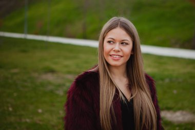 kürk manto ile sarışın kız