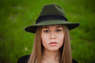 sarışın kız giyiyor şapka 