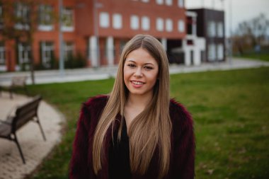 kürk manto ile sarışın kız