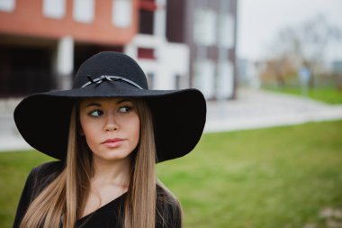 sarışın kız giyiyor şapka 