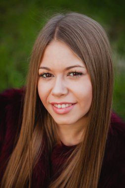 sarışın kız parkta