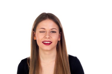 Kırmızı dudaklı güzel bir genç kadın.