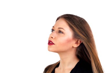 Kırmızı dudaklı güzel bir genç kadın.