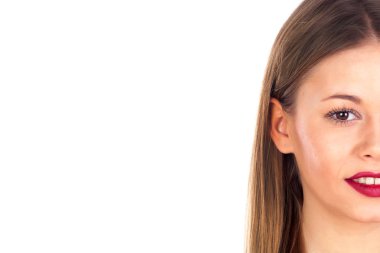 Kırmızı dudaklı güzel bir genç kadın.