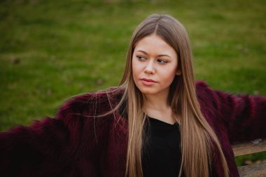 kürk manto ile sarışın kız