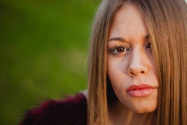 sarışın kız parkta