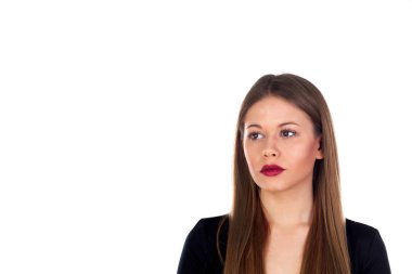 Kırmızı dudaklı güzel bir genç kadın.