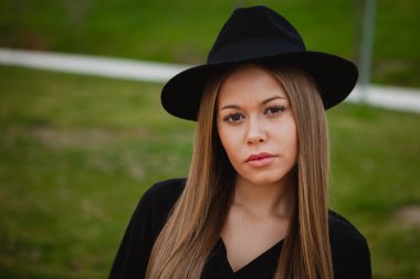 sarışın kız giyiyor şapka 