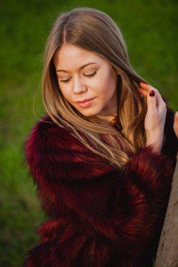 sarışın kız parkta