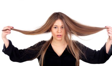 Uzun saçlı güzel bir genç kadın.