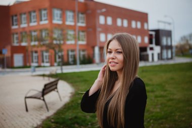 sarışın kız parkta