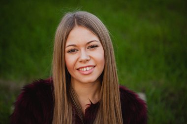 sarışın kız parkta