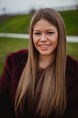 kürk manto ile sarışın kız