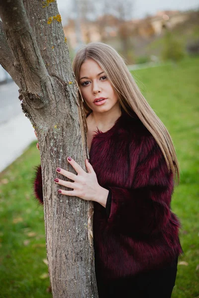 Chica rubia en el parque — Foto de Stock