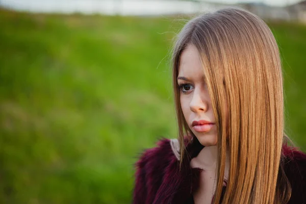 Ragazza bionda nel parco — Foto Stock