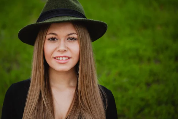 Chica rubia usando sombrero — Foto de Stock