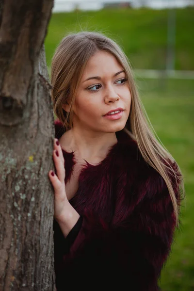 Menina loira no parque — Fotografia de Stock