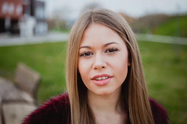 Blondes Mädchen im Park — Stockfoto