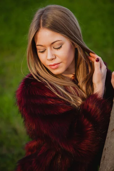 Blonde girl in park — Stock Photo, Image