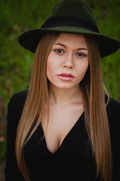 Ragazza bionda che indossa il cappello — Foto Stock