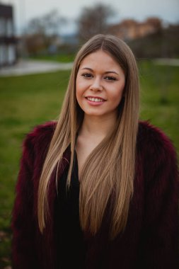 kürk manto açık havada kadında