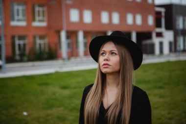 güzel kız giyiyor şapka 