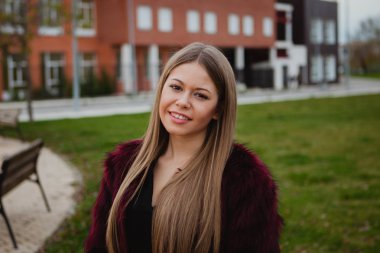 kürk manto açık havada kadında