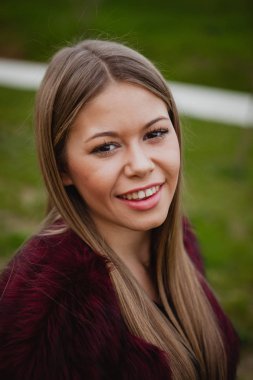 kürk manto açık havada kadında