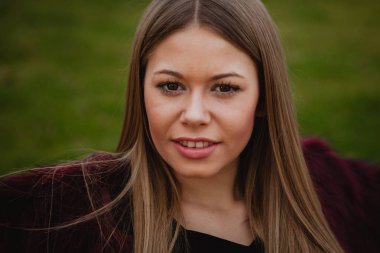 kürk manto açık havada kadında