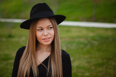 güzel kız giyiyor şapka 