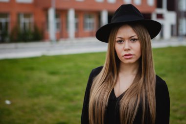 güzel kız giyiyor şapka 