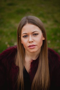 kürk manto açık havada kadında