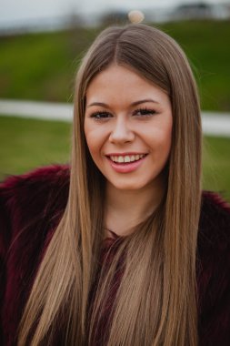 kürk manto açık havada kadında