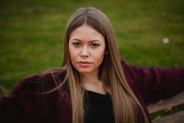 kürk manto açık havada kadında