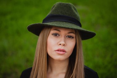 güzel kız giyiyor şapka 