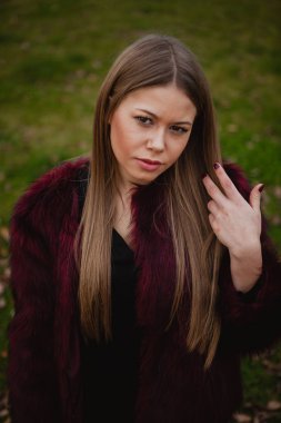 kürk manto açık havada kadında