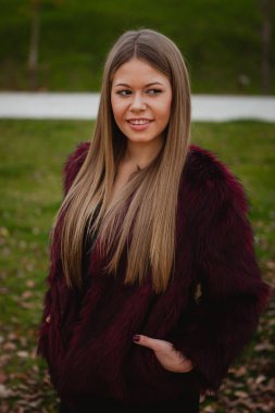 kürk manto açık havada kadında