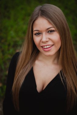 sarışın kız parkta