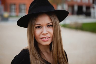 güzel kız giyiyor şapka 