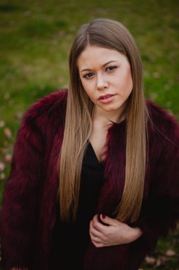 kürk manto açık havada kadında