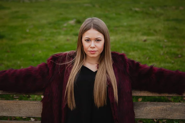 Woman in fur coat outdoors — Stock Photo, Image