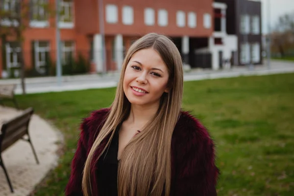 Vrouw in bontjas buitenshuis — Stockfoto