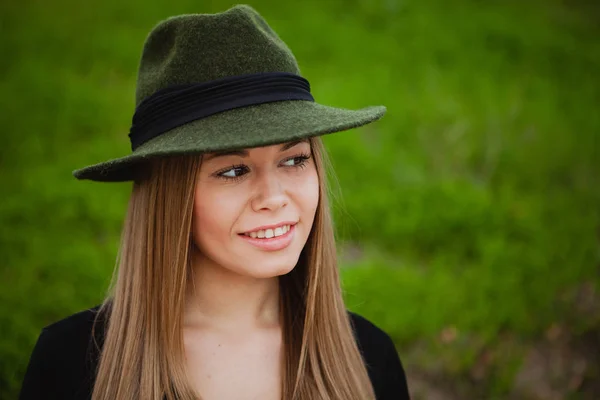 Bella ragazza indossando cappello — Foto Stock