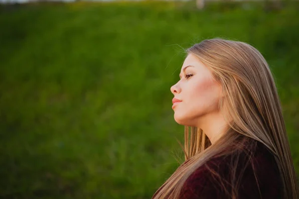 Prachtige blond meisje — Stockfoto