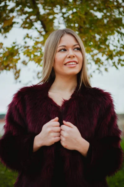 Frau im Pelzmantel im Freien — Stockfoto