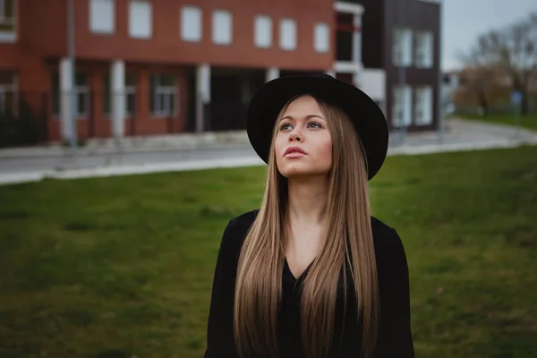 Bella ragazza indossando cappello — Foto Stock