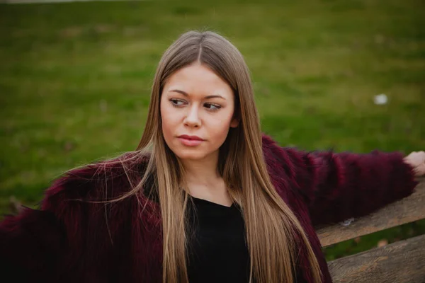 Vrouw in bontjas buitenshuis — Stockfoto