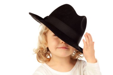 sarışın çocuk giyen şapka