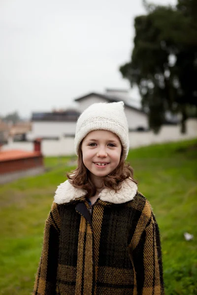 Meisje in warme jas buitenshuis — Stockfoto